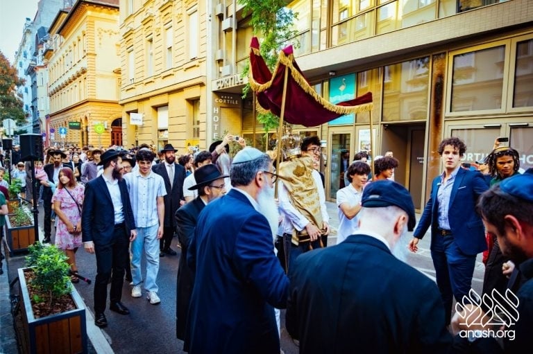 Historic Budapest Shul Reopens as First Teen-Run Shul