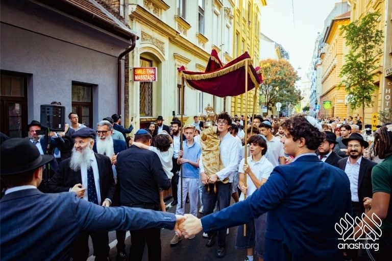 Historic Budapest Shul Reopens as First Teen-Run Shul