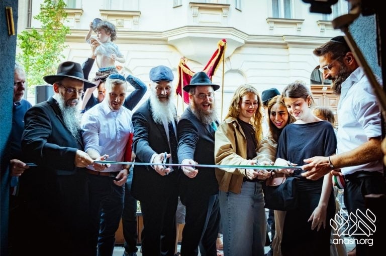 Historic Budapest Shul Reopens as First Teen-Run Shul