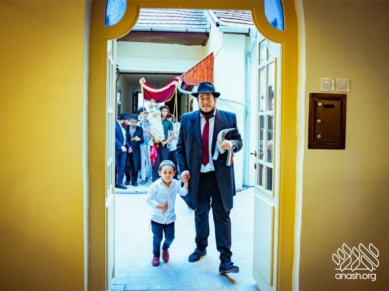 Historic Budapest Shul Reopens as First Teen-Run Shul