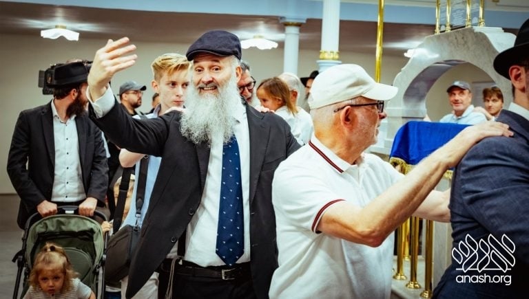 Historic Budapest Shul Reopens as First Teen-Run Shul