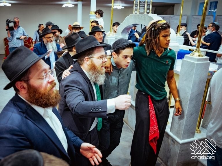Historic Budapest Shul Reopens as First Teen-Run Shul