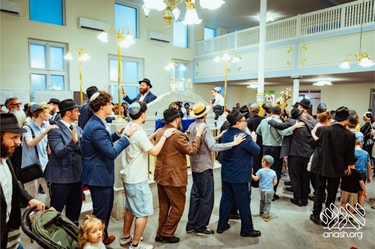 Historic Budapest Shul Reopens as First Teen-Run Shul