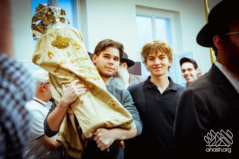 Historic Budapest Shul Reopens as First Teen-Run Shul