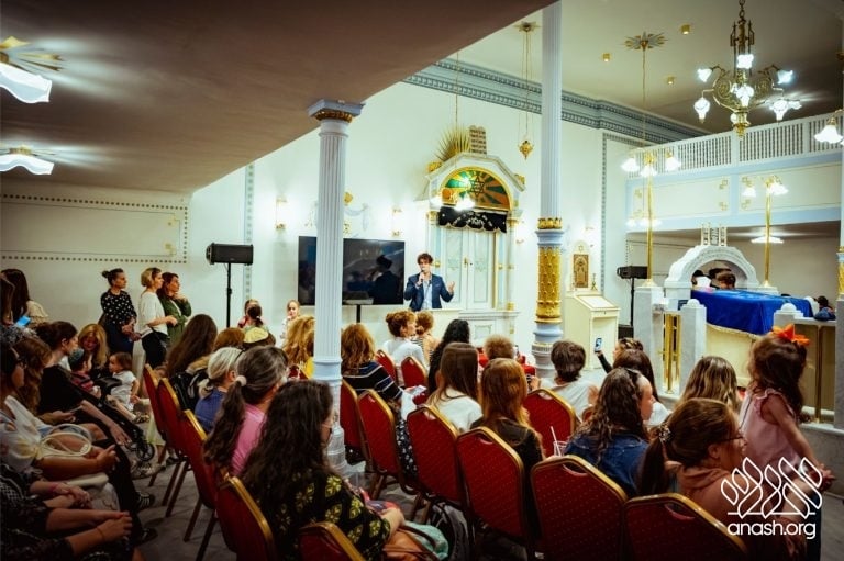 Historic Budapest Shul Reopens as First Teen-Run Shul